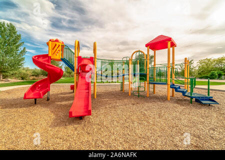 Fokus auf leeren Spielplatz der Kinder an einem Park mit roten Folien und Klettern bars Stockfoto