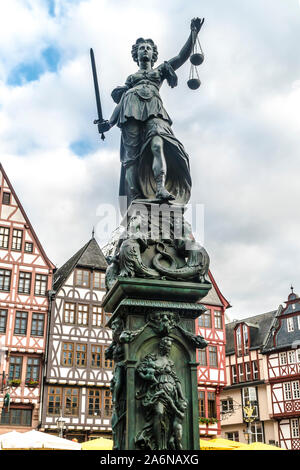 Gerechtigkeit Statue mit Schwert und Waage in Frankfurt am Main Altstadt Roemer Stockfoto