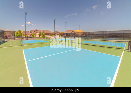 Rasen Tennisplätze mit keine Menschen an einem sonnigen Tag Stockfoto