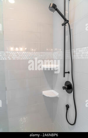 Moderne weiße mit schwarzen Beschlägen weiß gefliester Dusche Stockfoto