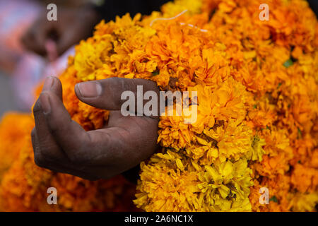 Kathmandu, Nepal. 27 Okt, 2019. Eine nepalesische Straßenhändler verkaufen Ringelblume Blumengirlanden während Tihar Festival in Kathmandu, Nepal am Montag, 27. Oktober 2019. (Foto durch Rojan Shrestha/Pacific Press) Quelle: Pacific Press Agency/Alamy leben Nachrichten Stockfoto