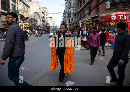 Kathmandu, Nepal. 27 Okt, 2019. Eine nepalesische Straßenhändler verkaufen Ringelblume Blumengirlanden während Tihar Festival in Kathmandu, Nepal am Montag, 27. Oktober 2019. (Foto durch Rojan Shrestha/Pacific Press) Quelle: Pacific Press Agency/Alamy leben Nachrichten Stockfoto