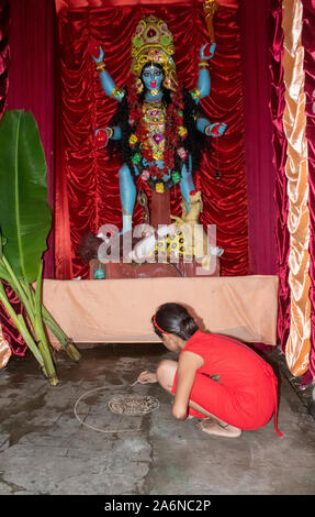 Kolkata, Indien. 27 Okt, 2019. Ein junges Mädchen ist Zeichnung Alpana für den Kali pujo. (Foto durch Sunam Banerjee/Pacific Press) Quelle: Pacific Press Agency/Alamy leben Nachrichten Stockfoto