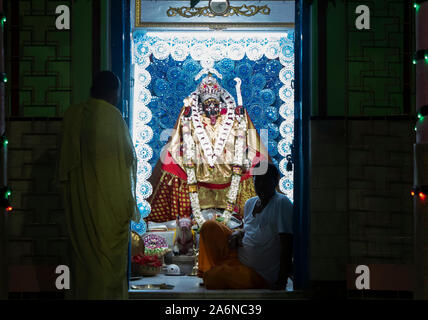 Kolkata, Indien. 27 Okt, 2019. Hinduistische Göttin Kali in einem alten Kali Tempel an der North Kolkata. (Foto durch Sunam Banerjee/Pacific Press) Quelle: Pacific Press Agency/Alamy leben Nachrichten Stockfoto