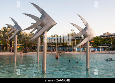 Die Lagoon Pool auf Cairns Esplanade bietet das ganze Jahr eine sichere, Schwimmen von stingers und Krokodile. North Queensland, Australien Stockfoto