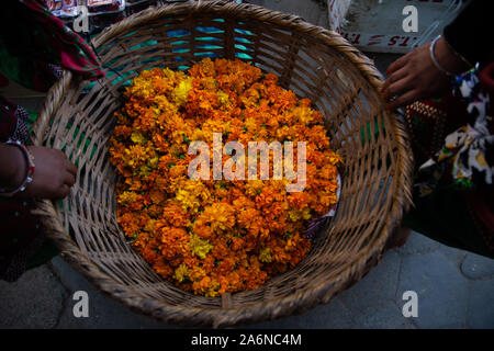 Kathmandu, Nepal. 27 Okt, 2019. Eine nepalesische Straßenhändler verkaufen Ringelblume Blumengirlanden während Tihar Festival in Kathmandu, Nepal am Montag, 27. Oktober 2019. (Foto durch Rojan Shrestha/Pacific Press) Quelle: Pacific Press Agency/Alamy leben Nachrichten Stockfoto