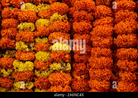 Kathmandu, Nepal. 27 Okt, 2019. Ein Bild der Ringelblume Blumengirlanden während Tihar Festival in Kathmandu, Nepal am Montag, Oktober 27, 2019 verkauft wird. (Foto durch Rojan Shrestha/Pacific Press) Quelle: Pacific Press Agency/Alamy leben Nachrichten Stockfoto