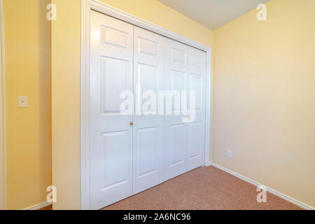 Geschlossen weiß lackierten Türen eines Einbauschrank Stockfoto