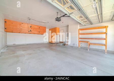 Einrichtung eines leeren, moderne Doppel- garage Stockfoto