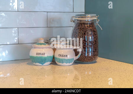 Kaffee und Zucker im Glas Vorratsflaschen Stockfoto