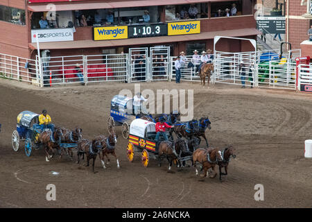 GMC Rangeland Derby Chuckwagon Racing bei der Calgary Stampede Tribüne, Calgary, Alberta, Kanada. Juli 9th, 2019. Stockfoto