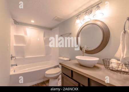 Ein sauberes, weißes, modernes Badezimmer Stockfoto