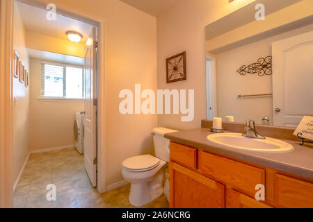 Bad mit Waschbecken und WC Stockfoto