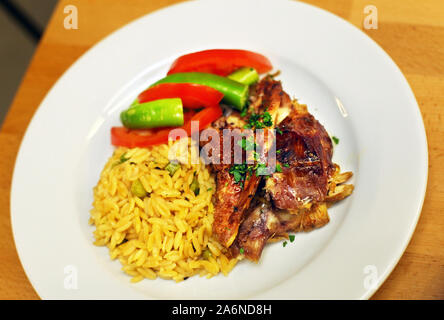 Gegrillte lampe Fleisch mit Gemüse und Reis auf dem Teller Stockfoto