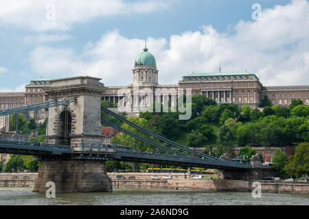 Der Széchenyi Kettenbrücke über die Donau und verbindet Buda und Pest. Der englische Ingenieur William Tierney Clark entworfen und von Scotti gebaut Stockfoto