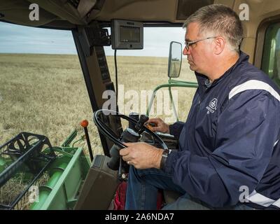 Polk City, Iowa, USA. 27 Okt, 2019. AARON LEHMAN, Präsident der Iowa Farmers Union, Ernten organischen Sojabohnen auf seiner Farm in der Nähe von Polk City, Iowa. Iowa Landwirte haben die Wochen hinter dem Zeitplan durch die meisten der 2019 Saison. Ein kalter, nasser Frühling über die meisten staatlichen verzögerten Aussaat von ca. 2 Wochen. Ein historisch nassen Oktober hat die Ernte von Sojabohnen und Mais von bis zu 3 Wochen geschoben. Lehman sagte, hat er zwei Wochen hinter auf seinem Soja-ernte weiter hinter auf Mais. Die USDA sagten über 30% der Sojabohnen geerntet worden sind, und nur 15% der Mais geerntet. Stockfoto