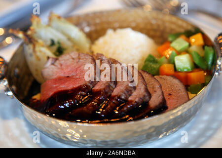 Seltene lampe Fleisch mit Gemüse und Reis auf dem Teller Stockfoto