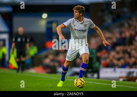 26. Oktober 2019, Turf Moor, Burnley, England; Premier League, Burnley v Chelsea: Marcos Alonso (3) Chelsea während des Spiels Credit: Craig Milner/News Bilder Stockfoto