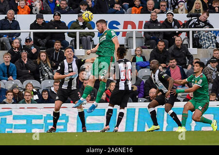 27. Oktober 2019, St. James's Park, Newcastle, England; Premier League Newcastle United v Wolverhampton Wanderers: Matt Doherty von Wolverhampton Wanderers Köpfe die Kugel Credit: Iam Brennen/News Bilder Stockfoto