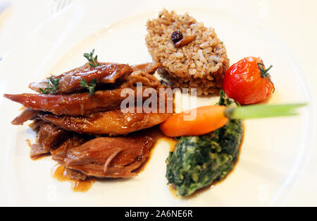 Lampe Fleisch mit Gemüse und Reis auf dem Teller Stockfoto