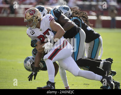 Santa Clara, USA. 27 Okt, 2019. San Francisco 49ers tight end George Kittle (85) läuft, für einen ersten Abstieg mit einem Pass von San Francisco 49ers quarterback Jimmy Garoppolo im ersten Viertel gegen die Carolina Panthers bei Levi's Stadion in Santa Clara, Kalifornien am Sonntag, 27. Oktober 2019. Die 49ers schlagen die Carolina Panthers 51-13. Foto von Terry Schmitt/UPI Quelle: UPI/Alamy leben Nachrichten Stockfoto