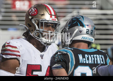 Santa Clara, USA. 27 Okt, 2019. San Francisco 49ers Middle linebacker Fred Warner (54) Wörter mit Carolina Panthers zurück läuft, Christian McCaffrey (22) im dritten Quartal bei Levi's Stadion in Santa Clara, Kalifornien am Sonntag, 27. Oktober 2019. Die 49ers schlagen die Carolina Panthers 51-13. Foto von Terry Schmitt/UPI Quelle: UPI/Alamy leben Nachrichten Stockfoto