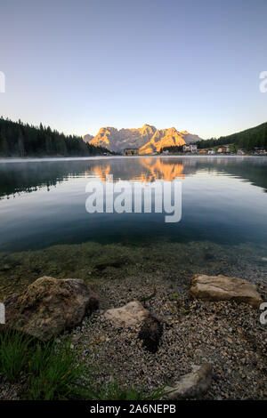 Blaue Reflexion von Misurina See bei Sonnenaufgang, Italien Stockfoto