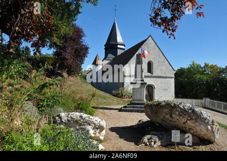 Teile der Sainte-Radegonde Kirche in Giverny Datum bis ins 11. Jahrhundert. Die Überreste eines Dolmen, eine jungsteinzeitliche Bestattung Struktur, sind auf dem Friedhof. Stockfoto