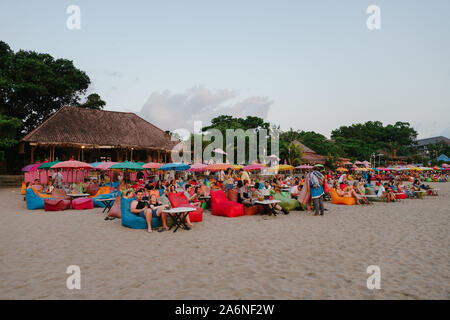 Touristen Festlegung auf bunten Bohne Beutel Sonnenuntergang vom Strand von Seminyak, Bali, Indonesien zu sehen Stockfoto