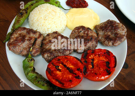 Frikadellen mit Reis und Gemüse auf dem Teller Stockfoto