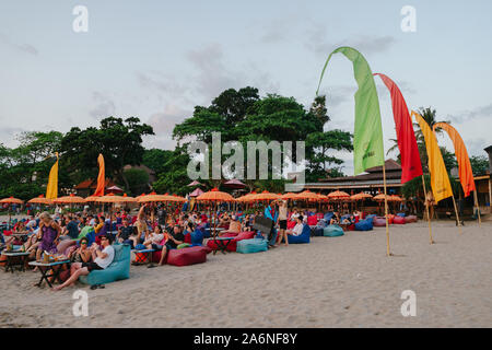 Touristen Festlegung auf bunten Bohne Beutel Sonnenuntergang vom Strand von Seminyak, Bali, Indonesien zu sehen Stockfoto