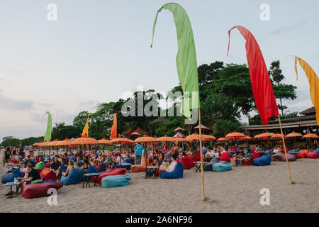 Touristen Festlegung auf bunten Bohne Beutel Sonnenuntergang vom Strand von Seminyak, Bali, Indonesien zu sehen Stockfoto