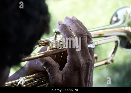 Nahaufnahme der Straßenmusiker spielen Trompete hand Nahaufnahme Stockfoto