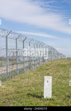 Grenzzaun zwischen Rastina (Serbien) & Bacsszentgyorgy (Ungarn) mit einem grenzmarkierungen. Diese Grenze wurde im Jahr 2015 gebaut, um die eingehenden Refu zu stoppen Stockfoto