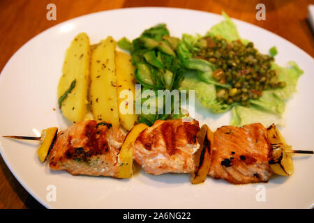 Hühnchen Shish Kebab auf dem Teller Stockfoto