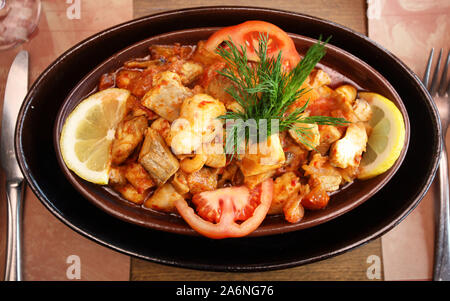 Huhn Mahlzeit mit Gemüse in der guvec (Türkische Küche) auf dem Tisch im Restaurant Stockfoto