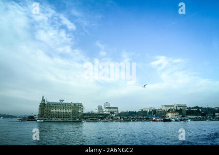 ISTANBUL, Türkei - 24 Dezember, 2009: Haydarpasa Gari Bahnhof gesehen Forn den nahe gelegenen Hafen von Kadiköy. Haydarpasa Bahnhof verwendet. Stockfoto