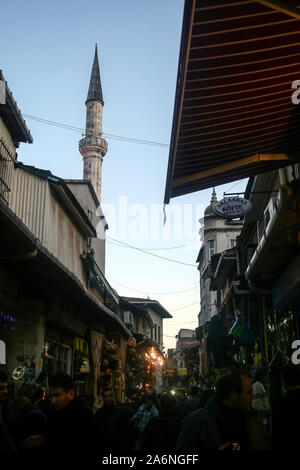 ISTANBUL, Türkei - 29 Dezember, 2009: Bild von Hasircilar Straße bei rush hour, stark überfüllt, in der Nähe der Ägyptischen Basar, auch Gewürzmarkt, mit einem m Stockfoto