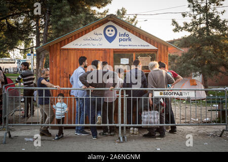 Belgrad, SERBIEN - 16. APRIL 2016: Flüchtlinge aus Syrien und Afghanistan Hilfe erhalten und Essen zu einem Info point Namen info Park, von Freiwilligen geleitet, auf t Stockfoto