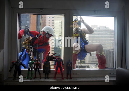 Sao Paulo, BrazilSUPER HEROIS - eine Initiative in der Stadt Sao Paulo bringt Superhelden auf die Windows Children's Hospital. Hospitalisierte Kinder sehen können Fachleute aus, die sich in ihrem Zimmer außerhalb des buildingin Oktober 28, 2019. Credit: Cris Fafa/ZUMA Draht/Alamy leben Nachrichten Stockfoto