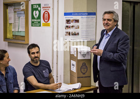 Buenos Aires, Argentinien. 27 Okt, 2019. Die 2019 Wahlen in Argentinien sind heute, Sonntag, 27. Oktober und 32 Millionen Argentinier in die Wahllokale gehen, den neuen Präsidenten zu wählen. In diesen neuen Wahlgesetzes Wahlen wird es definiert werden, wenn Mauricio Macri in der Regierung oder wenn eine neue Regierung von Alberto Fernández beginnt weiter. Präsidentschaftskandidaten Alberto Fernández sein Wahlrecht auszuüben. (Foto von Roberto Almeida Aveledo/Pacific Press) Quelle: Pacific Press Agency/Alamy leben Nachrichten Stockfoto