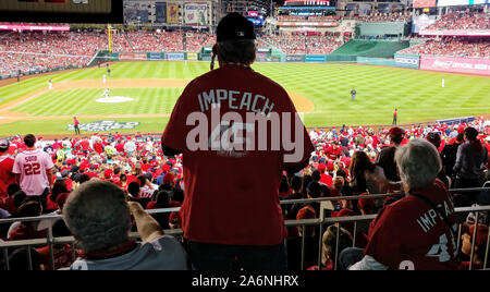 Washington, USA. 27 Okt, 2019. Washington Nationals Fans bietet offertheir Meinungen über t-shirts während Spiel 5 der World Series gegen die Houston Astros an den Angehörigen Park in Washington, DC am Sonntag, 27. Oktober 2019. Foto von Pat Benic/UPI Quelle: UPI/Alamy leben Nachrichten Stockfoto