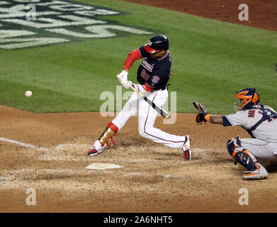 Washington, USA. 27 Okt, 2019. Washington Nationals Juan Soto homers in der Unterseite des siebten Inning von Spiel 5 der World Series gegen die Houston Astros an den Angehörigen Park in Washington, DC am Sonntag, 27. Oktober 2019. Foto von Mark Abraham/UPI Quelle: UPI/Alamy leben Nachrichten Stockfoto