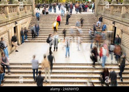 Ansicht von oben der geschäftigen Menschenmassen von Menschen zu Fuß nach oben und unten die Schritte bei Bethesda Terrasse im Central Park, New York City NYC Stockfoto