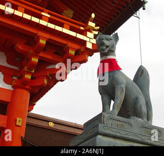 Kitsune fox Abbildung Holding ein Juwel der Weisheit in seinen Mund auf Fushimi Inari Taisha, ein Shinto Schrein in Kyoto, Japan Stockfoto