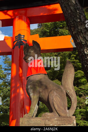 Kitsune fox Abbildung Holding ein Juwel der Weisheit in seinen Mund auf Fushimi Inari Taisha, ein Shinto Schrein in Kyoto, Japan Stockfoto