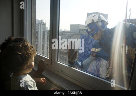 Sao Paulo, BrazilSUPER HEROIS - eine Initiative in der Stadt Sao Paulo bringt Superhelden auf die Windows Children's Hospital. Hospitalisierte Kinder sehen können Fachleute aus, die sich in ihrem Zimmer außerhalb des buildingin Oktober 28, 2019. Credit: Cris Fafa/ZUMA Draht/Alamy leben Nachrichten Stockfoto