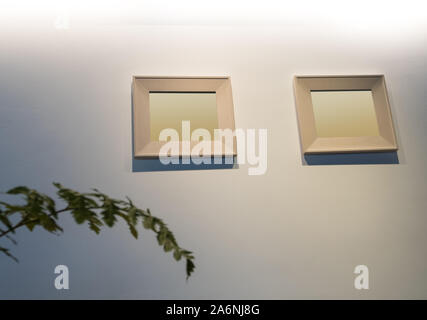Die leere Holz Bilderrahmen an der Wand Stockfoto