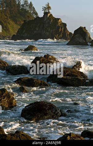 CA 03781-00 ... Kalifornien - Sonnenuntergang an einem windigen Tag am versteckten Strand entlang der Kalifornischen Küste Trail im Redwoods National Park gelegen. Stockfoto