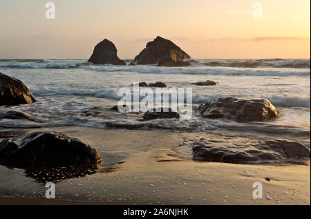 CA 03787-00 ... Kalifornien - Sonnenuntergang an einem windigen Tag am versteckten Strand entlang der Kalifornischen Küste Trail im Redwoods National Park gelegen. Stockfoto